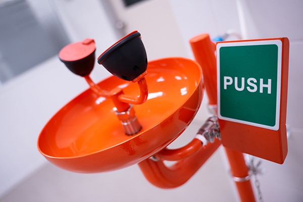 5 Ways that Emergency Eye Wash Stations Can Benefit Your Workplace