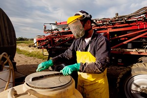 5 Types of Materials to Choose from When Buying Reusable, Chemical-Resistant Aprons